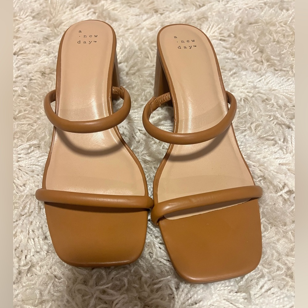 A New Day Tan Short block heel/sandal Women’s Sz 10
